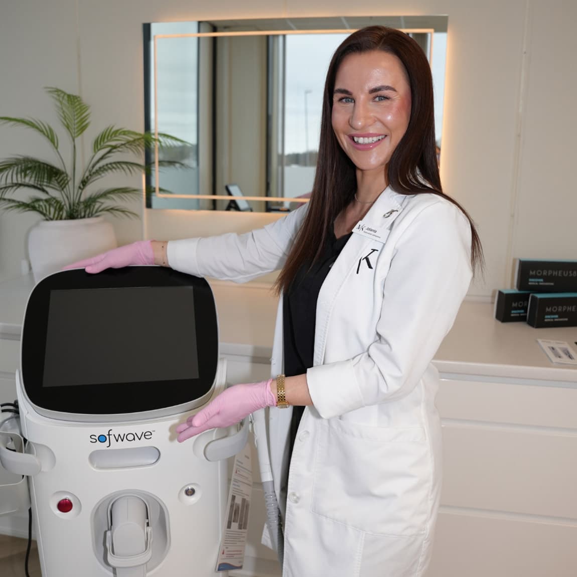 Médica estética con tecnología en consultorio